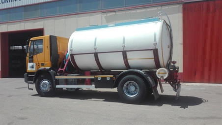 Cubas de poliester de agua montadas para camion rigido.