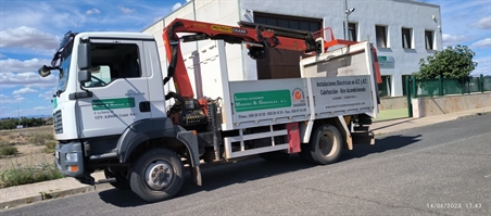 Camion Man de 14 Toneladas 4x4 con grua Palginger PK-8501-5 Hidraulicas y rampas de aluminio hidraulicas.